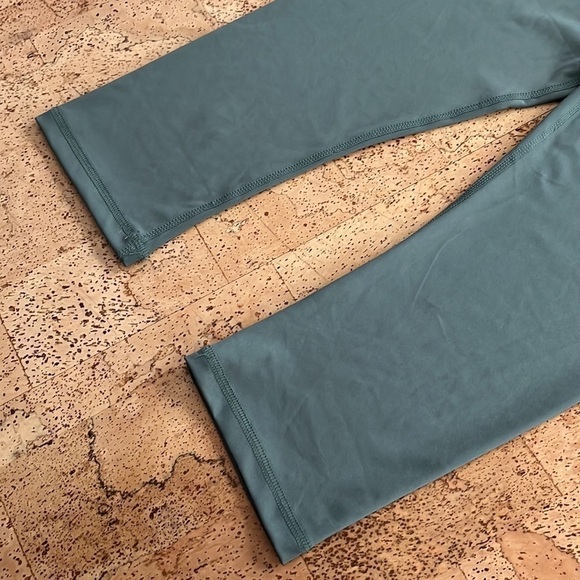 GLYDER Green Cropped Leggings: Moss - Picture 3 of 8